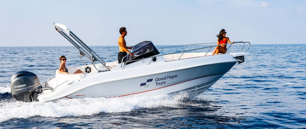 Speed Boat Tours offers exceptional comfort, style, and safety. All speedboats bring adventures with exclusive features. Our modern and well-equipped fleet guarantees a safe and pleasant journey for all passengers. The vessels are equipped with the latest technology, and we adhere to all safety measures so you can completely relax and enjoy your trip. Our fleet is the pride of our business and a symbol of the quality service we provide.
